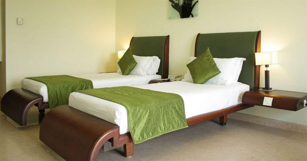Hotel Atithi Pondicherry Bagian luar foto