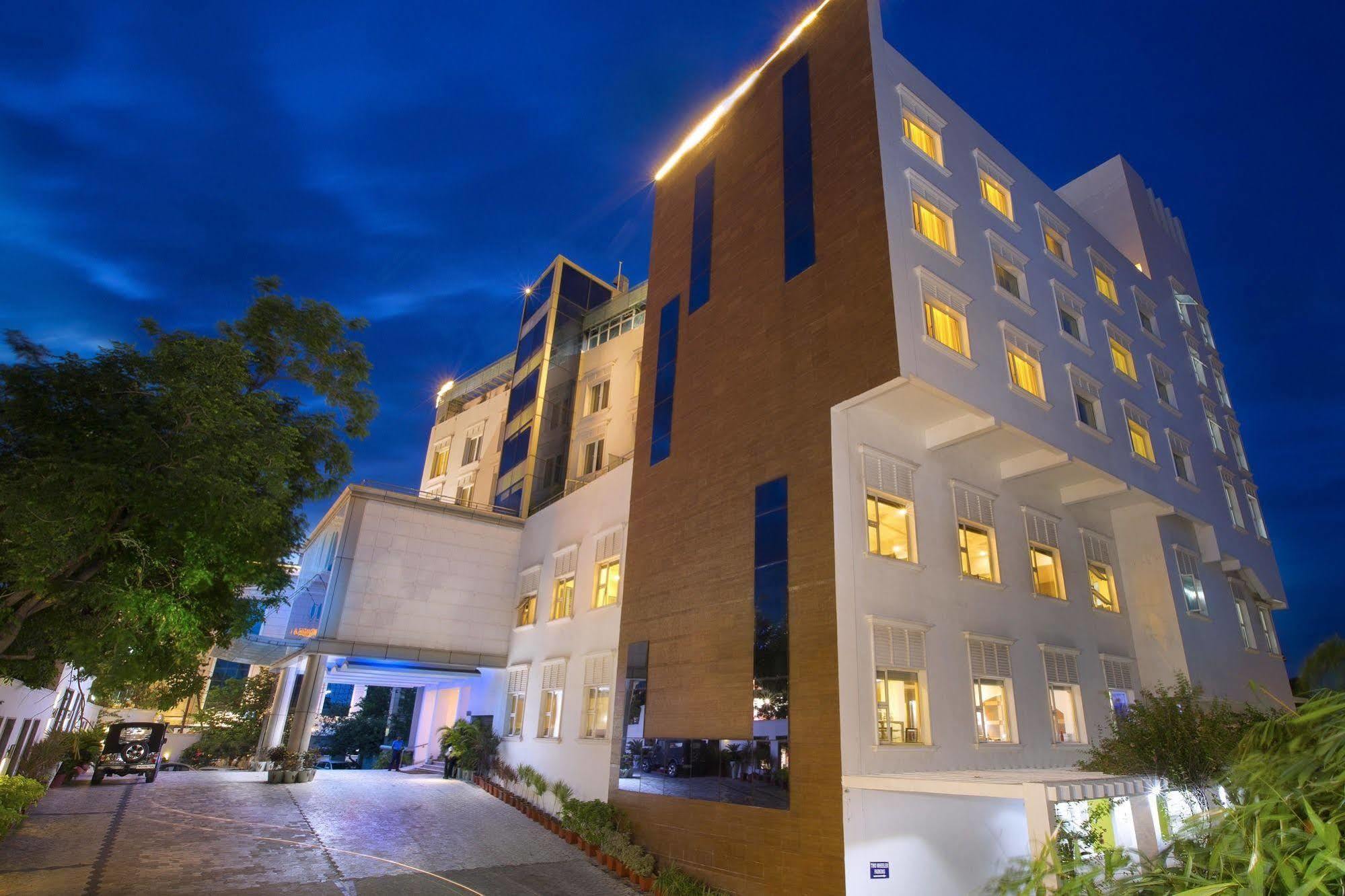 Hotel Atithi Pondicherry Bagian luar foto